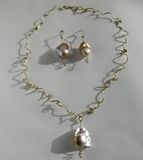 Baroque fresh water pearls center with brass wire chain